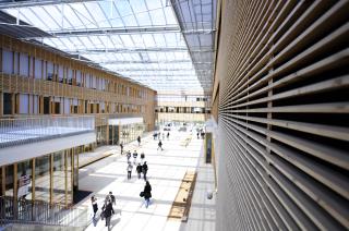 L'atrium du lycée, construit selon les normes HQE.