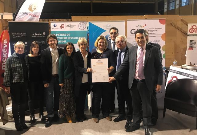 de G à D : La Sénatrice Catherine Dumas, Claire Buat, Responsable RH, Marie et Nicolas Sibuet, Directeurs Généraux, Hôtels et Maisons Sibuet, Catherine Jullien Brèches, Maire de  Megeve, Stéphanie Pernod Beaudon – Vice Présidente Région, Arnaud Gobled, Di
