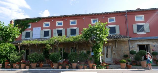 Une façade simple qui cache des chambres haut de gamme et une cuisine étoilée.