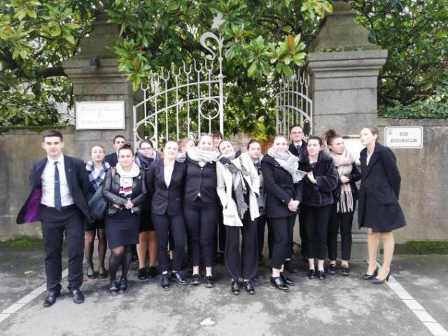 Les élèves du lycée Marland devant les Maisons de Bricourt