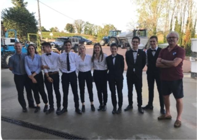 La section MC sommellerie et leur professeur Fabrice Lemasson