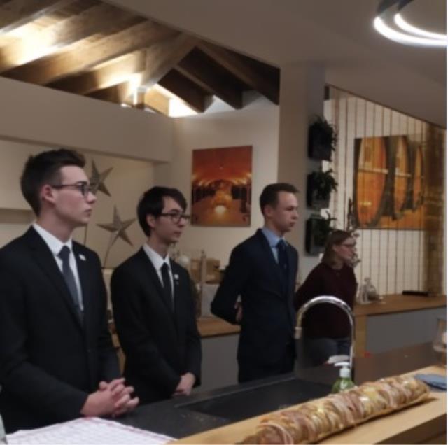 De gauche à droite, l'efficiente équipe des serveurs : Leblond, Théo Hummel, Aloïs Lachaux ainsi qu'Isabelle, du Domaine Schlumberger.