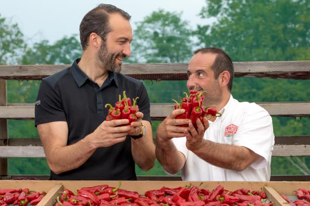Cédric Béchade au Pays Basque, proposera un menu végétal (midi et soir) autour du maïs grand roux basque ; un produit régional qui a failli disparaître ; et le piment doux de Seignoux.