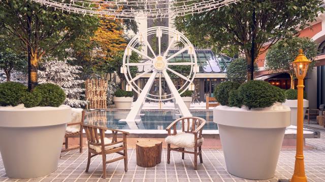 Le Royal Monceau se transforme en fête foraine, avec grande roue, autos-tamponneuses et manège.