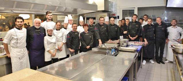 Chefs étoilés, MOF et élèves cuisiniers ont uni leurs compétences pur signer un prestigieux dîner de gala.