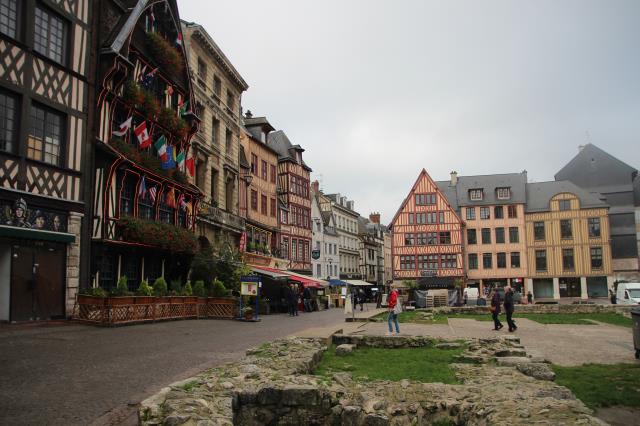 Lieu touristique par excellence, la place du Vieux Marché de Rouen attend le retour des visiteurs du week-end.