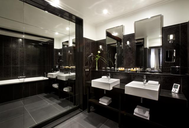 Au Grand Hôtel de Cabourg, l'immense miroir se révèle pratique. Fleurs, produits de toilette, réveil : autant de détails appréciés des clients.