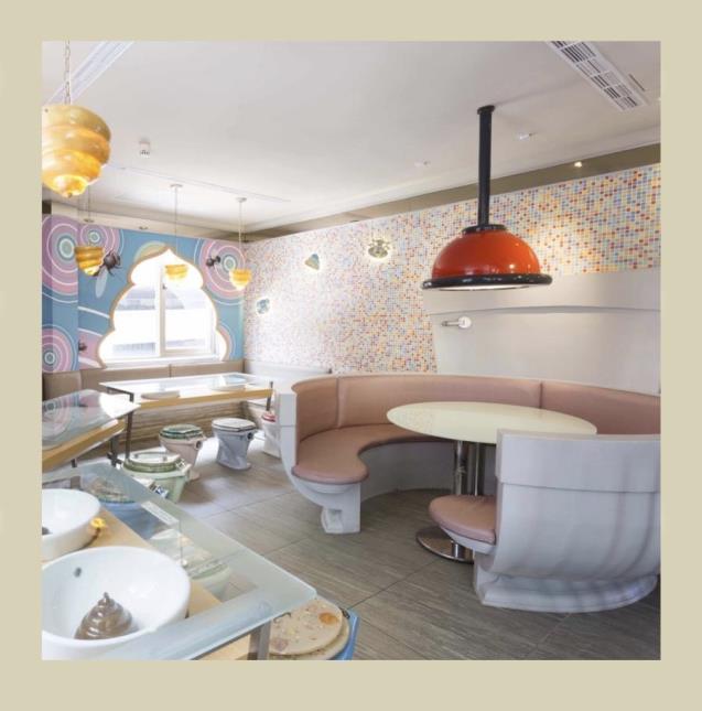 Une salle de restaurant avec des sièges en forme de toilettes.