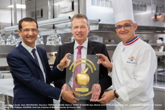Alain Mourgues, directeur de l'établissement, Michel Castaing, fondateur du groupe BVC EXPERTISE et du Trophée Pomme d'Or et Philippe Jourdin, chef des cuisines et Meilleur Ouvrier de France 199 Philippe Jourdin, chef des cuisines et Meilleur Ouvrier de F