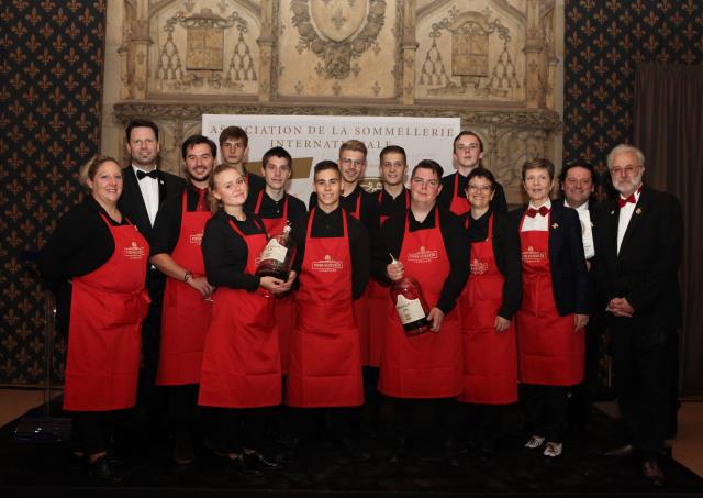 Les élèves et leurs professeurs en compagne d'Andres Rosberg, Philippe Faure-Brac et quelques membres de l'association régionale des sommeliers.