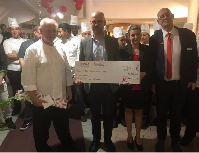 Remise du chèque à Sidaction : Jean-François Girardin, Laurent Amiand, Sabrina Marcocci formatrice restaurant et porteuse du projet et Francis Barbier