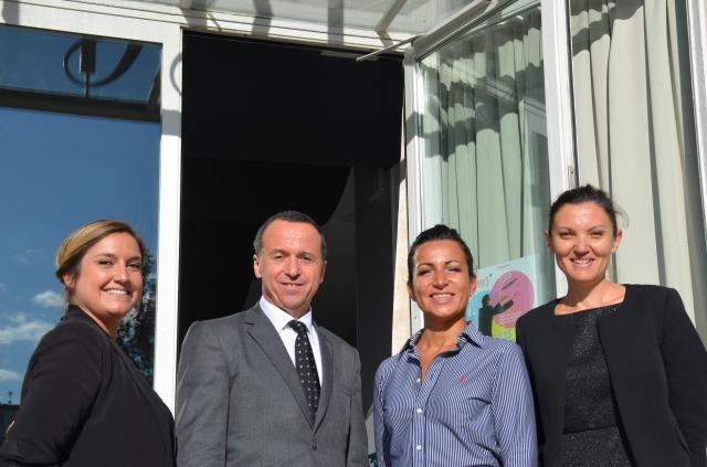 De gauche à droite Marina Lavie, Ben Bennani, Annabelle Chrétien en compagnie de Véronique Lemasson, professeur Hôtellerie au lycée Lesdiguières.