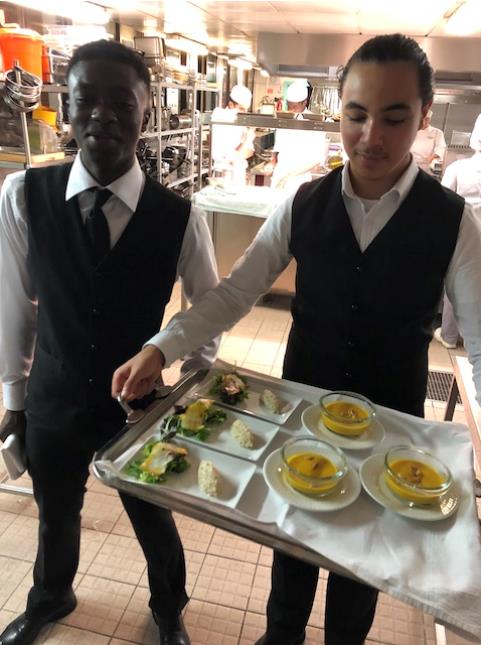 Les jeunes serveurs du lycée Claudel servant des produits locaux