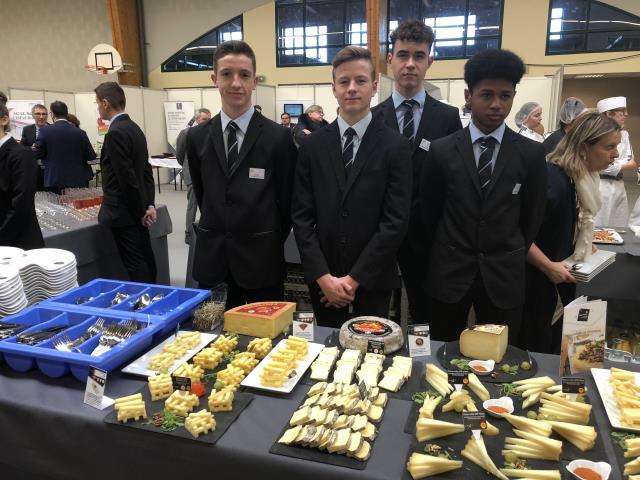 Les élèves se ont joué le jeu de présenter les fromages de terroir