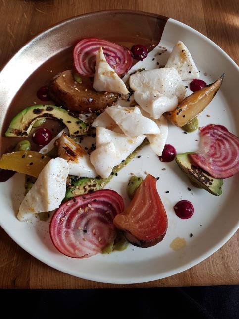 Encornets et avocats grillés, guacamole, coulis de betterave citronné, lamelles de betterave marinées, sésame.