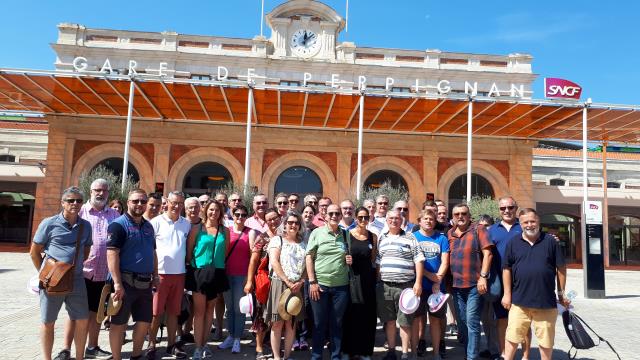 Petit clin d'oeil à Salvador Dali avec les sommeliers formateurs réunis devant la gare de Perpignan.