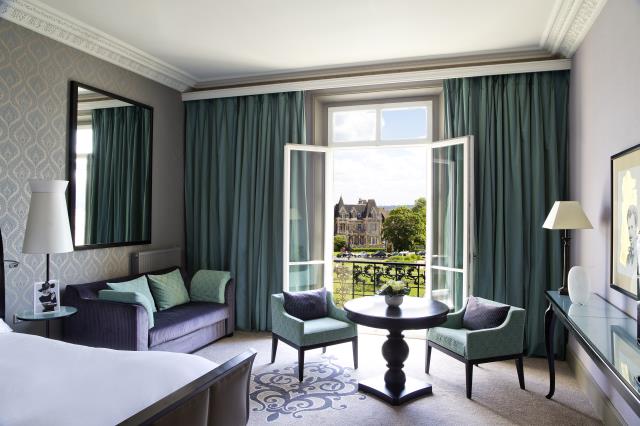 Cette chambre du Grand Hôtel de Cabourg propose différents espaces que le client peut s'approprier.