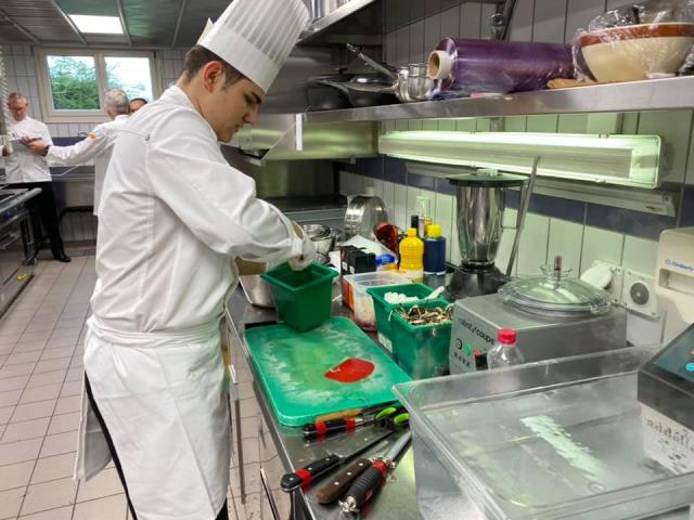 Candidate en cuisine au concours des Jeunes Talents Escoffier
