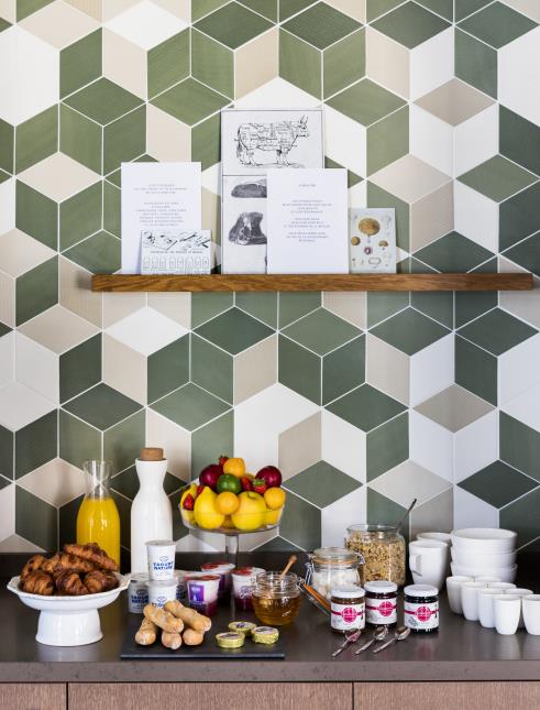 Dans les hôtels OKKO - ici, à Rueil-Malmaison (Hauts-de-Seine) -, le petit déjeuner est dressé sur un buffet, avec le meilleur des produits locaux.