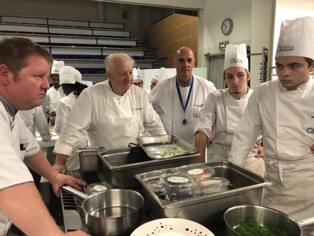 La brigade de cuisine sous l'oeil avisé de Jean-François Girardin
