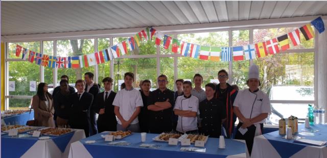 Les élèves de première bac pro cuisine et leur enseignante présentent leur buffet Erasmus