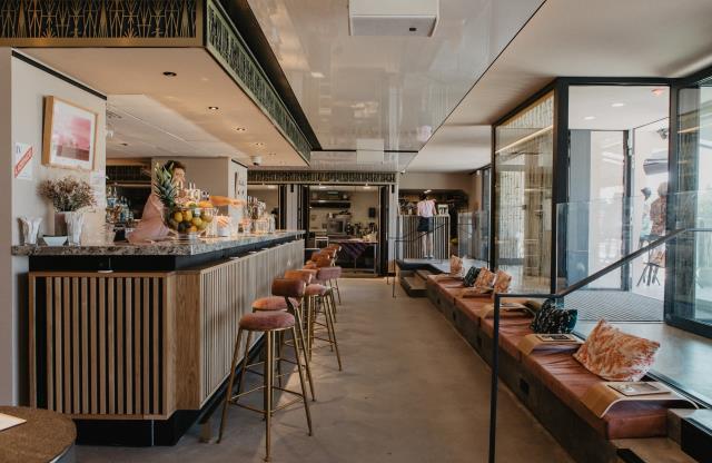 Le foodcourt compte 80 places en intérieur. Les fondateurs ont voulu un lieu chaleureux et accessible à tous.