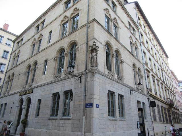 L'édifice fut autrefois un presbytère puis une école publique, avant d'être transformé aujourd'hui en hôtel.