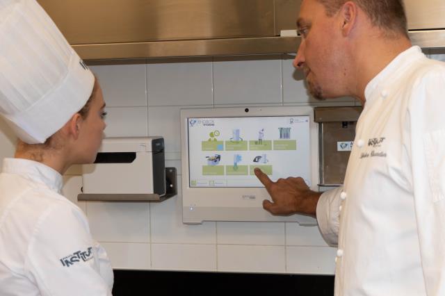 Les enseignants de l'institut Paul Bocuse sont ravis de donner des cours ludiques pour transmettre à leurs élèves la démarche HACCP avec ePack Hygiene.