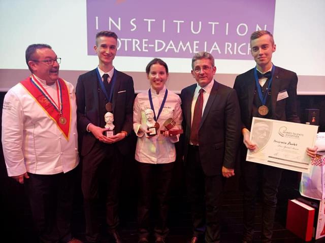 L'équipe française qui partira à Shanghai pour défendre les couleurs de la France en compagnie du président France Patrick Guat et Michel Lugnier, Inspecteur général de l'éducation
