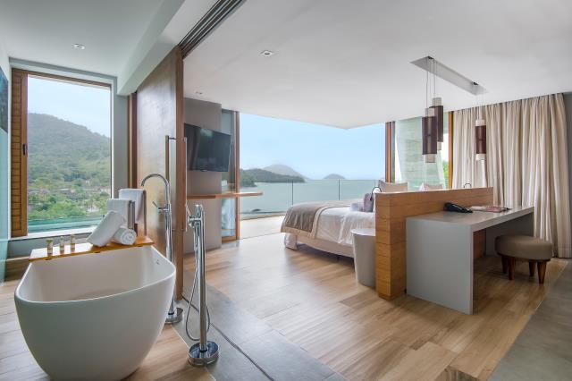 Dans cette chambre de l'hôtel la réserve Rio Das Pedra, au Brésil, une grande cloison coulissante permet d'ouvrir ou de fermer la salle de bain.