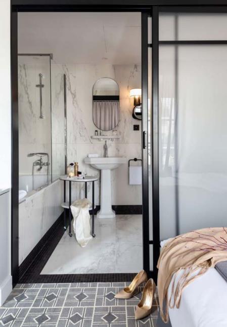 Une salle de bains.