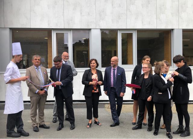 au centre, Isabelle Pellerin, VP de la Région Bretagne en charge des lycées, et Romain Raoul, proviseur du lycée Yvon Bourges