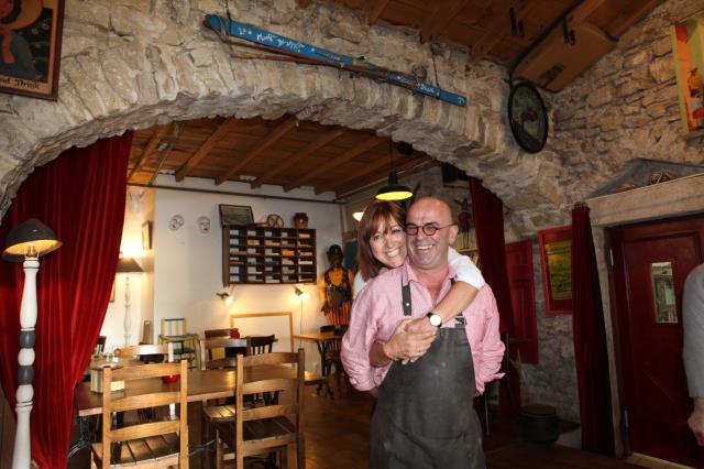 Muriel et Franck Laforest entretiennent une ambiance de brocante dans la salle du restaurant.