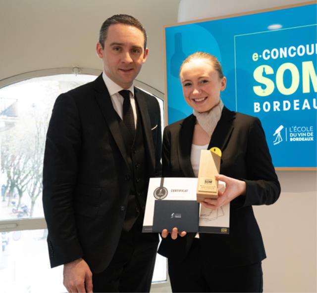 Antoine Pétrus et Emma Hubert lors de la remise du prix Som'Bordeaux.