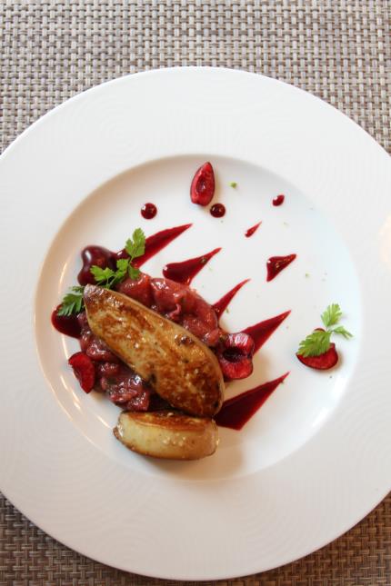 Un joli dressage fera mouche auprès du client. Ici, le foie gras poêlé aux cerises d'Enzo di Garbo, chef au restaurant Saisons & Saveurs