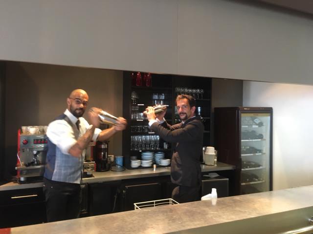 Christos Kardizis, mixologue, chef barman au Grand Café d'Athènes et Jonathan Kharat professeur au CFA d'Orléans