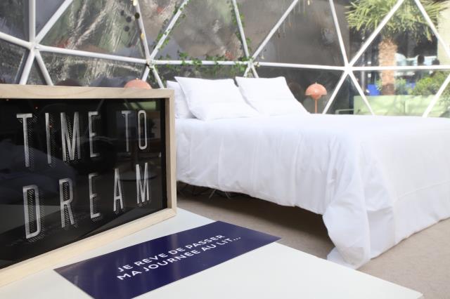Novotel met en avant son concept de literie Live'N'Dream, avec matelas à mémoire de forme et coussins Smart Pillows.
