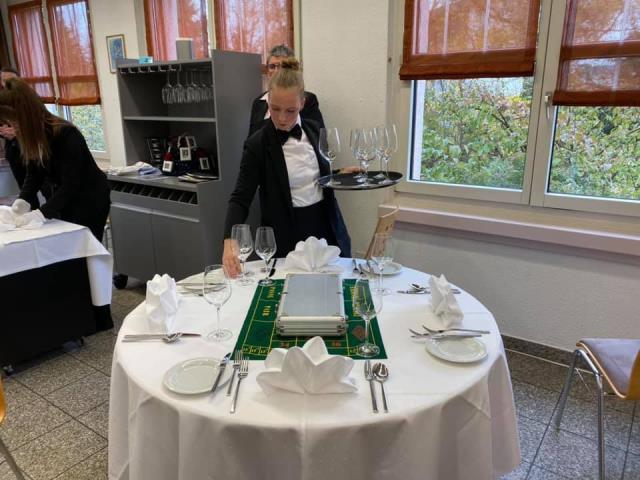Candidate en service au concours des Jeunes Talents Escoffier