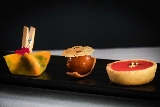 Les bouchée d'Ahmed Semlali : Tarte foie gras praline, un Bonbon foie gras maïs café et un Origami de foie gras.