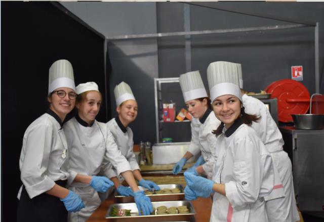 Les jeunes brigades du lycée Marland sur le salon rest'Hôtel de Caen