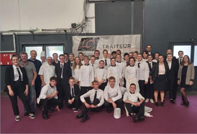 Les élèves du lycée Maurice Marland devant le satnd de l'entreprise Le Callonec traiteur