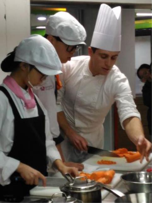 Loïc aux fourneaux dans la cuisine Coréenne