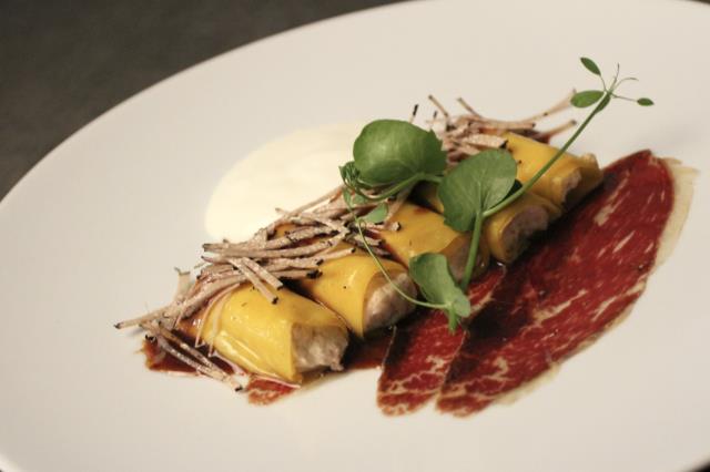 Cannelloni de poulet et espuma de truffe du chef Sébastian Gaillard, restaurant La Truffe à Aups