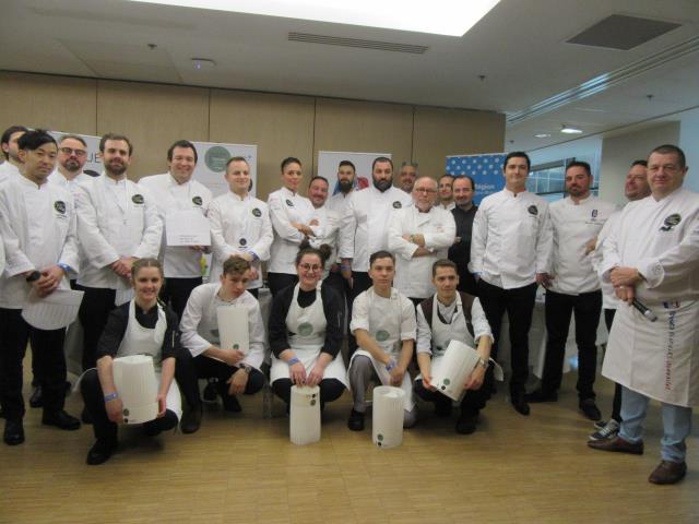 Les 5 jeunes candidats (assis) aux côtés des membres du jury et des participants au championnat du monde de pâté-croûte.