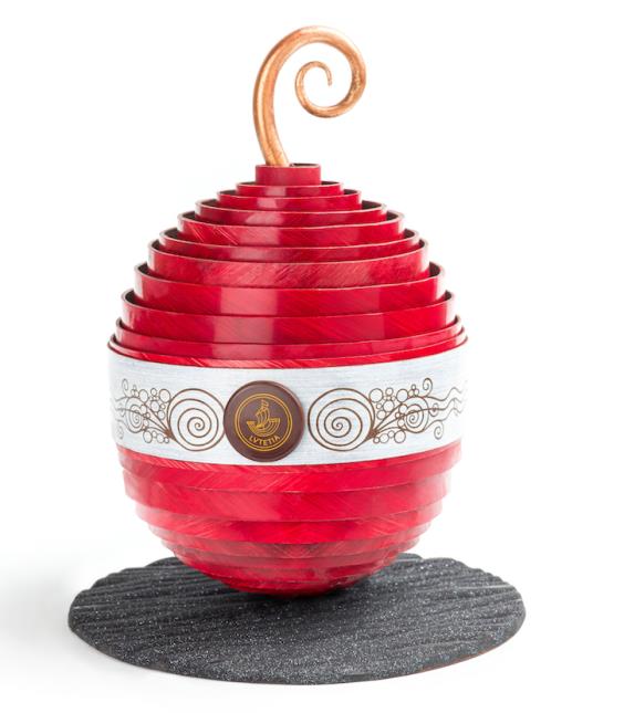 Nicolas Guercio, chef pâtissier au Lutetia, nous fait découvrir sa boule de Noël style Art Déco.
