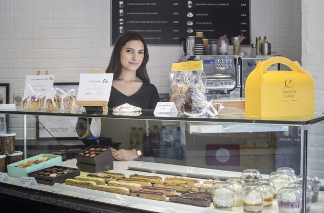 La boutique est située dans un endroit stratégique de la ville, la famille Decoret a fait le choix d'adapter ses horaires pour compléter l'offre existante (ouverture les lundis par exemple, en soirée lors de la canicule).