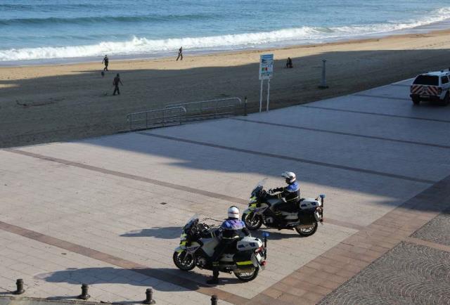 La grande plage de Biarritz, déserte et sous surveillance... Les parkings de la ville ont été vidés dès le 18 août.