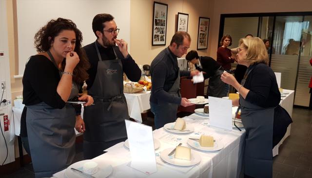 juger l'aspect et le goût de 160 fromages et produits laitiers.