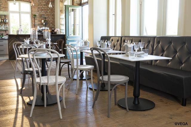 Vega équipe une salle de restaurant de l'assiette jusqu'à la banquette.