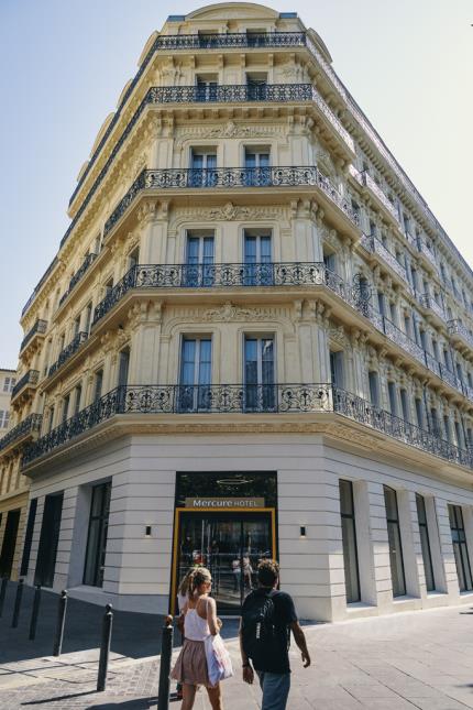 L'établissement est implanté en plein coeur de Marseille, dans un quartier populaire.